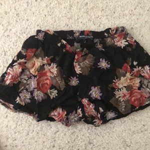Brandy Melville Floral Shorts. Size S